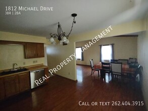 1812 Michael Dr in Waukesha, WI - Building Photo - Building Photo