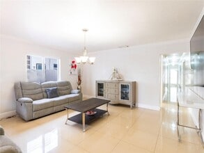 33 NW 58th Ct in Miami, FL - Foto de edificio - Building Photo