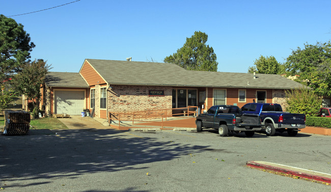 Woodcrest Apartments in Oklahoma City, OK - Building Photo - Building Photo