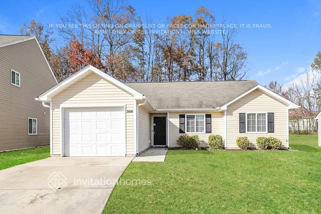 3909 Shepway Loop in Greensboro, NC - Foto de edificio