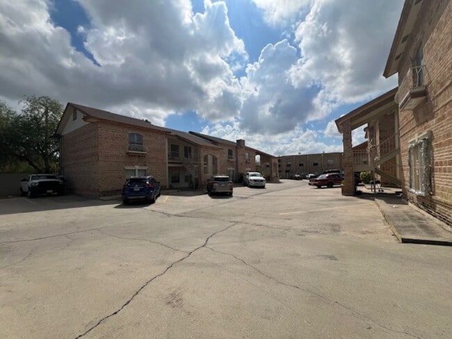 1419 E Gustavus St in Laredo, TX - Building Photo - Building Photo