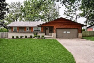 305 NW H St in Bentonville, AR - Building Photo - Building Photo