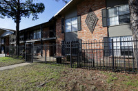 Chateau Bachman in Dallas, TX - Foto de edificio - Building Photo