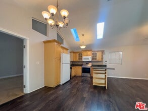 15426 Camarillo St in Los Angeles, CA - Building Photo - Building Photo