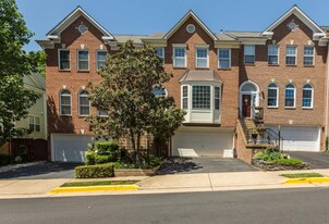 5742 Governors Pond Cir in Alexandria, VA - Building Photo