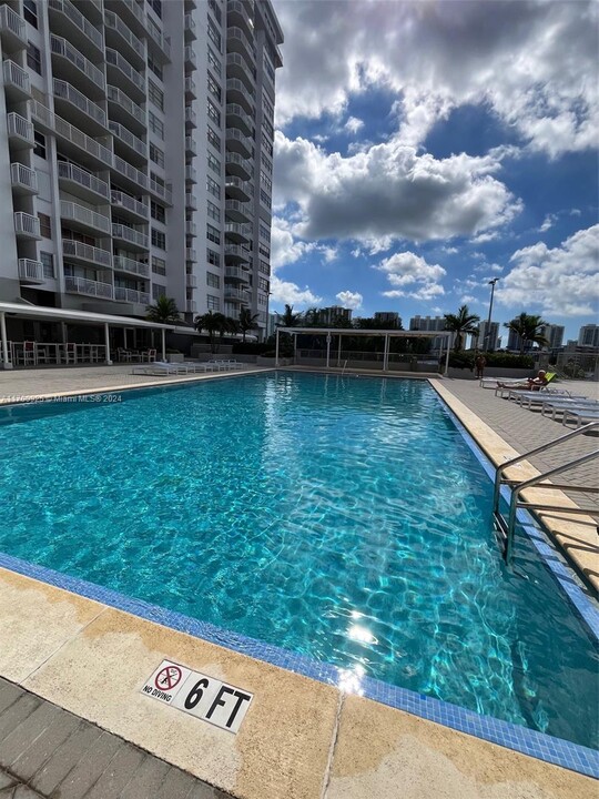 18061 Biscayne Blvd in Aventura, FL - Building Photo