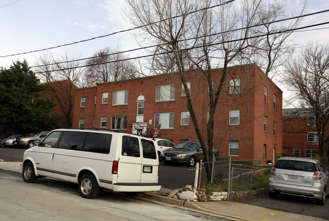 2011 6th St S in Arlington, VA - Building Photo