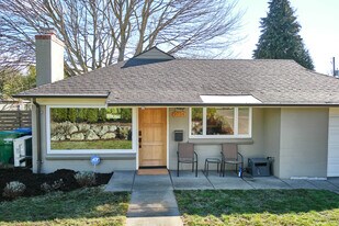 9734 Dibble Ave NW in Seattle, WA - Building Photo