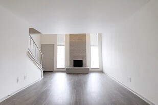 1124 Rutland Dr, Unit 0013 in Austin, TX - Building Photo