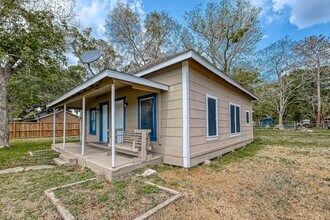 406 Woodward St in Damon, TX - Building Photo - Building Photo