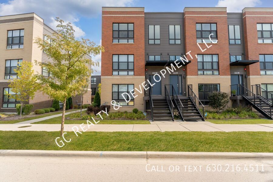 2239 Parkside Dr in Schaumburg, IL - Building Photo