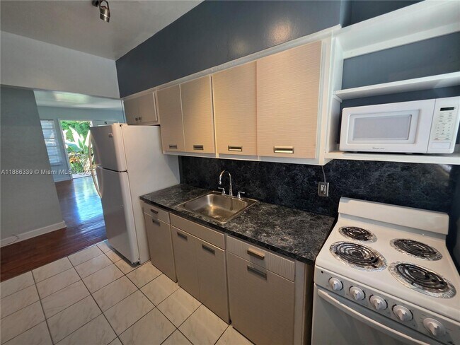 8024 Harding Ave in Miami Beach, FL - Building Photo - Building Photo