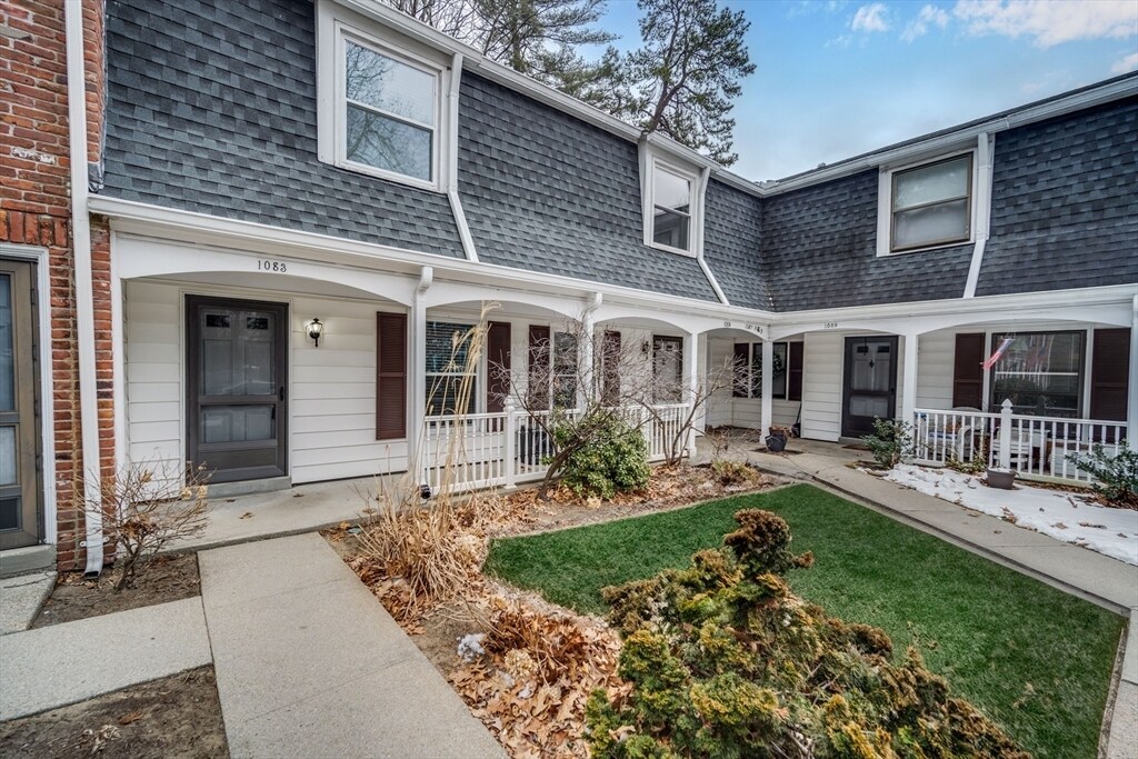 1083 Dickinson St in Springfield, MA - Building Photo