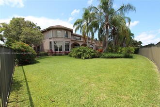 2547 Montclaire Cir in Weston, FL - Building Photo - Building Photo