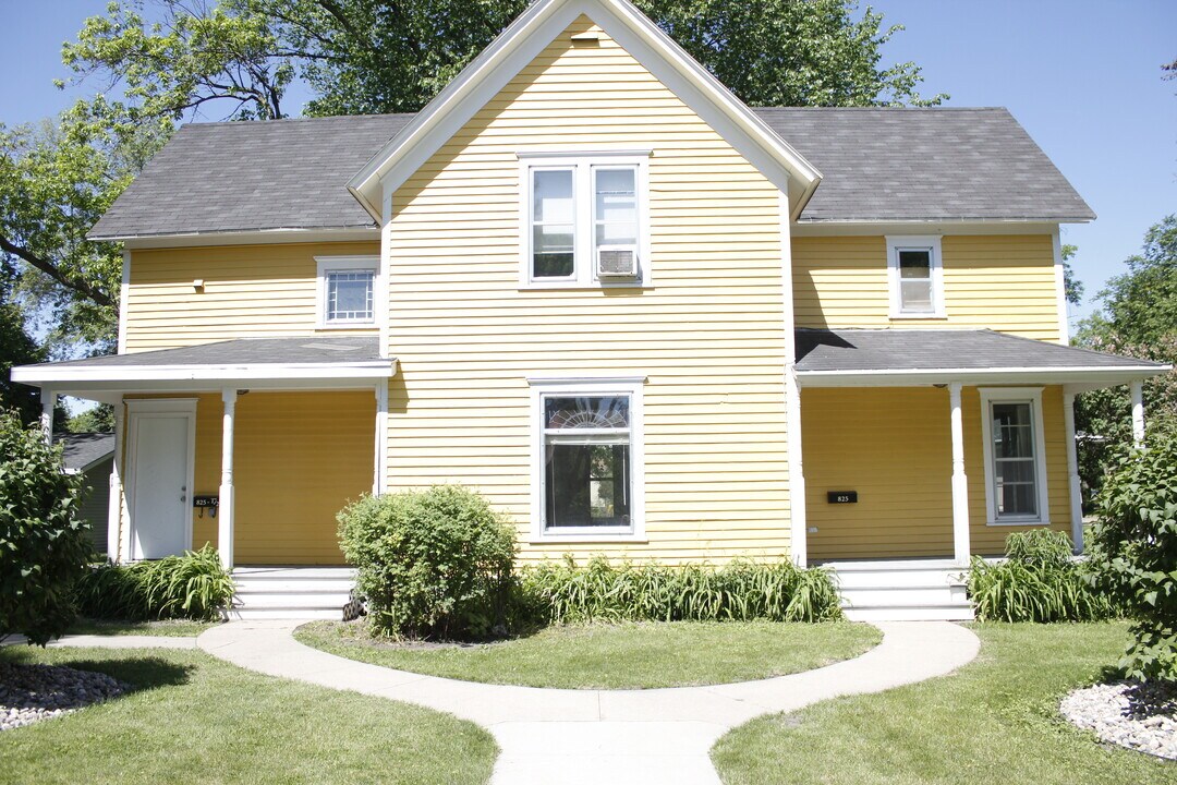 825 8th Ave in Brookings, SD - Building Photo
