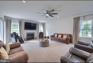 1438 Copper Beech Dr in York, PA - Building Photo - Building Photo