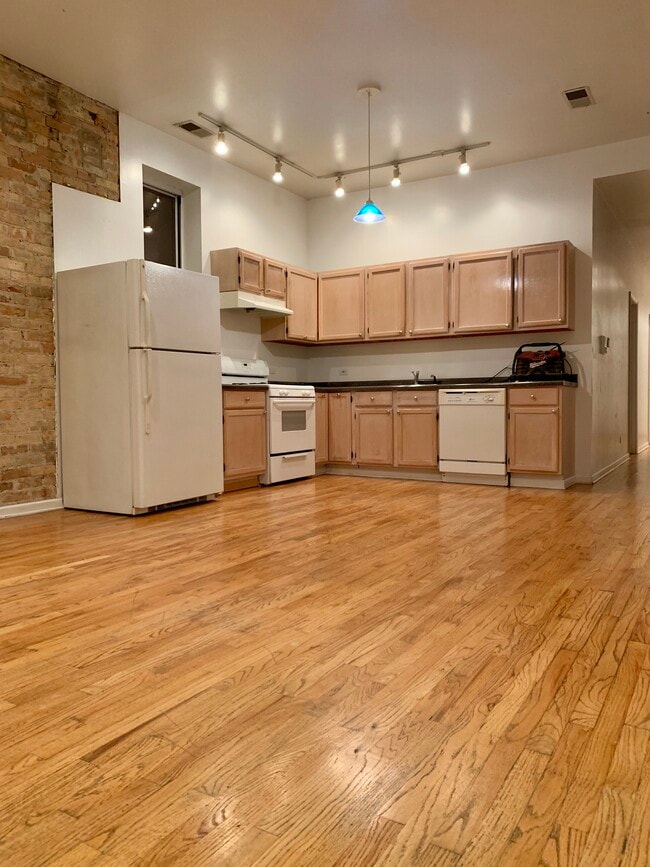 1102 N Ashland Ave, Unit 2FR