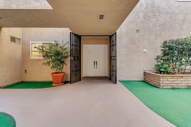 2370 Via Mariposa W in Laguna Woods, CA - Building Photo - Building Photo