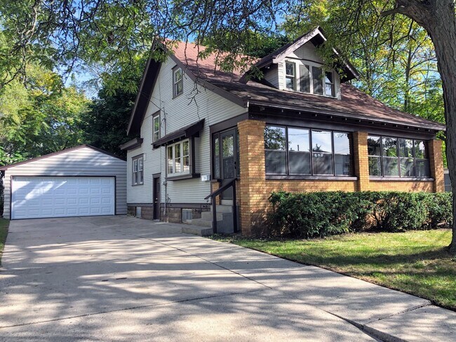 1308 Kalamazoo Ave SE in Grand Rapids, MI - Building Photo - Building Photo