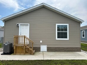 1283 E Ellis Rd in Norton Shores, MI - Building Photo - Building Photo