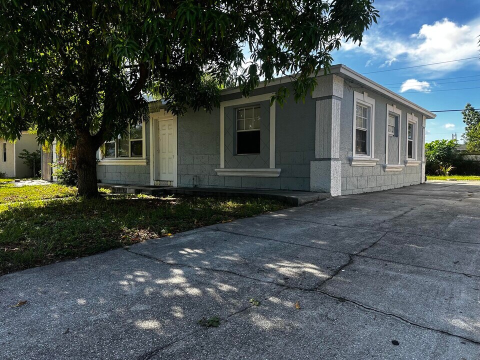 559 Dogwood Rd in West Palm Beach, FL - Building Photo