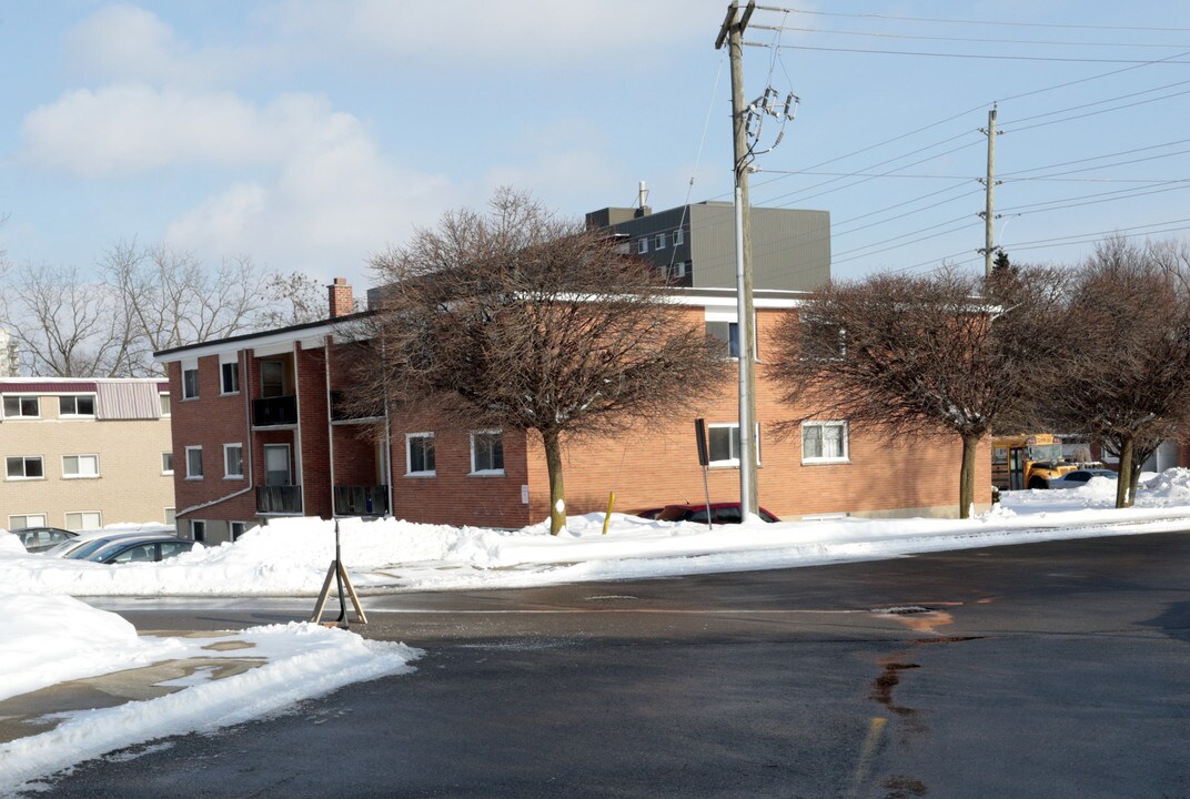 300 Erb St W in Waterloo, ON - Building Photo