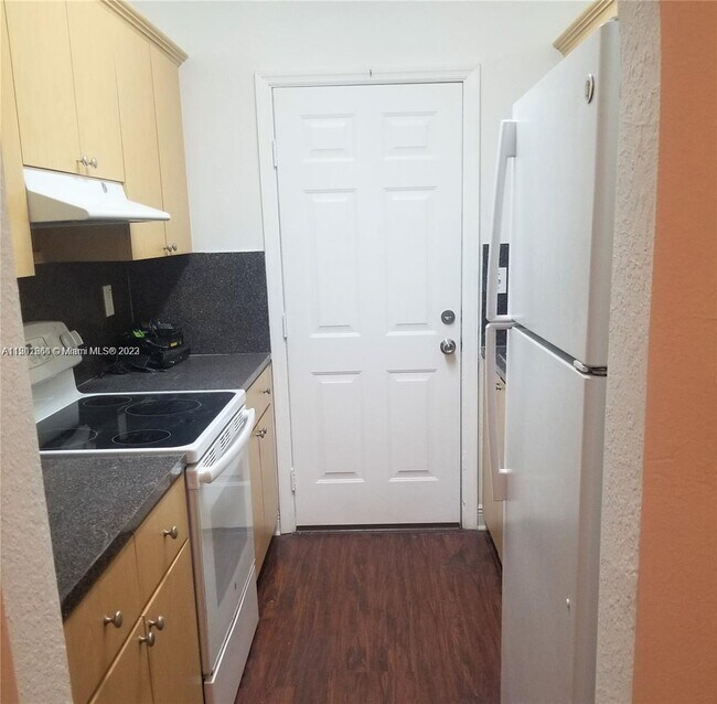941 NE 169th St, Unit # 216 in North Miami Beach, FL - Foto de edificio - Building Photo