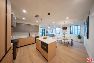 10352 Riverside Dr in Los Angeles, CA - Building Photo - Building Photo