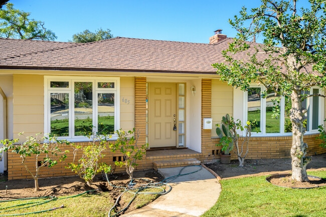 685 Rim Rd in Pasadena, CA - Foto de edificio - Building Photo