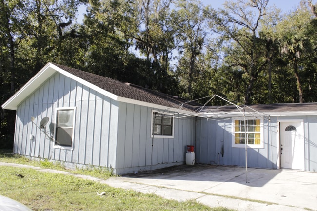 24301 E Colonial Dr in Christmas, FL - Building Photo - Building Photo