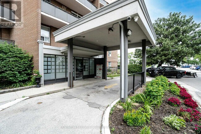 3065-3065 Queen Frederica Dr in Mississauga, ON - Building Photo - Building Photo
