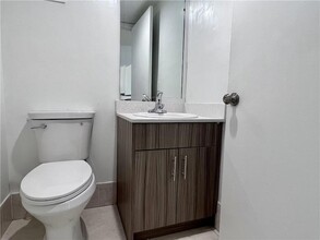 18335 NW 68th Ave, Unit 790-420 in Hialeah, FL - Building Photo - Building Photo