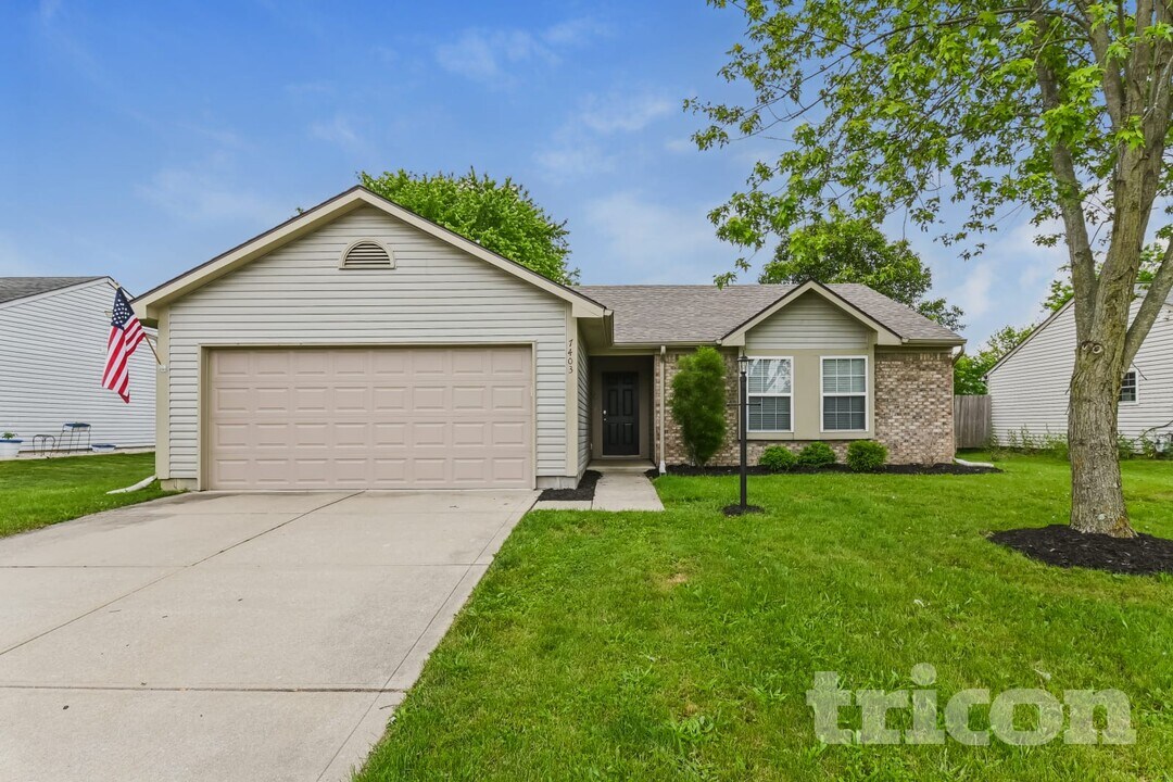 7403 Grandview Dr in Avon, IN - Foto de edificio