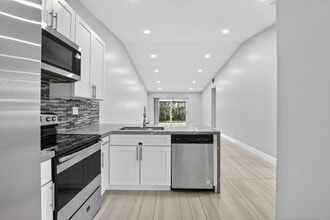 4404 Treasure Cove Dr in Dania Beach, FL - Building Photo - Building Photo