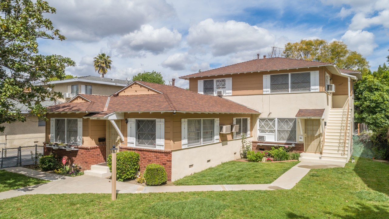 15011 Burbank Blvd in Sherman Oaks, CA - Building Photo