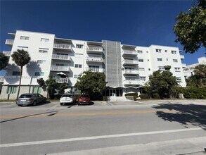 9700 E Bay Harbor Dr in Bay Harbor Islands, FL - Foto de edificio - Building Photo