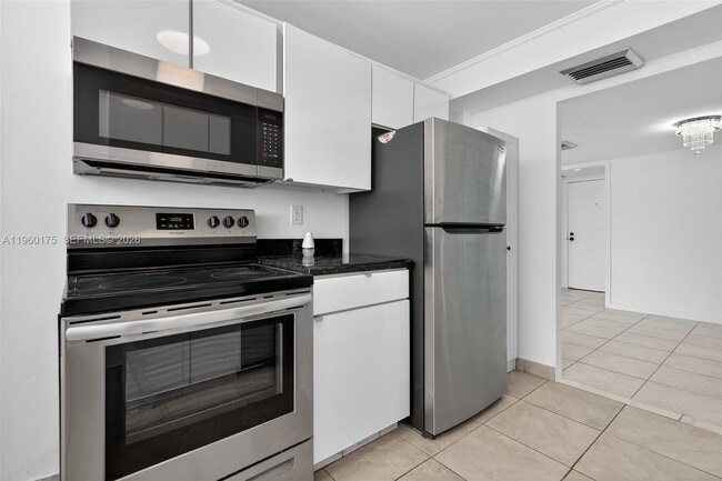 100 Golden Isles Dr in Hallandale Beach, FL - Foto de edificio - Building Photo