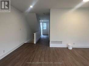 4 Chestnut Ct in Aurora, ON - Building Photo - Building Photo