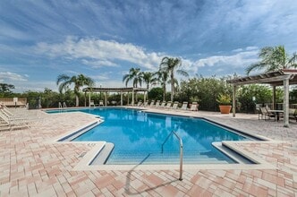 4333 Bayside Village Dr, Unit 216 in Tampa, FL - Foto de edificio - Building Photo