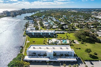 100 Waterway Rd in Jupiter, FL - Foto de edificio - Building Photo