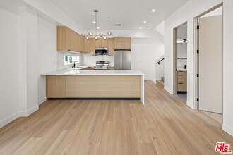 11010 Hortense St in Los Angeles, CA - Building Photo - Building Photo