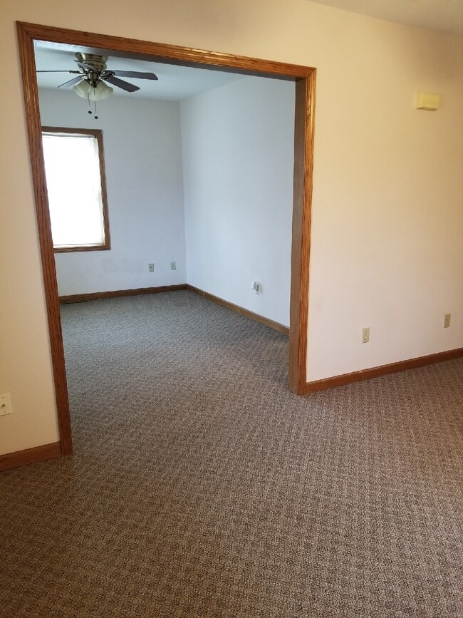 503 W Kansas St, Unit 4 in Pittsburg, KS - Foto de edificio - Building Photo