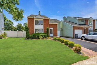 47 Woodland Way in Dayton, NJ - Building Photo - Building Photo