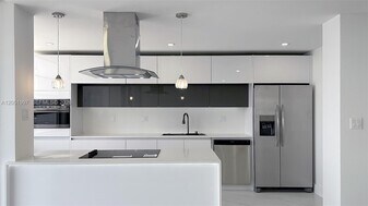 18061 Biscayne Blvd in Aventura, FL - Building Photo