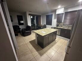 315 Royal Gln in Escondido, CA - Building Photo