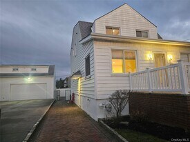 14 Alameda St in Inwood, NY - Building Photo