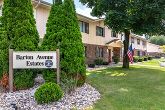 Barton Avenue Estates in West Bend, WI - Foto de edificio - Building Photo