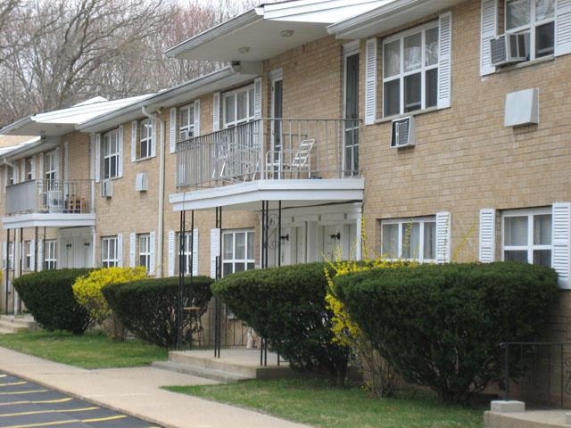 Edwards Gardens Apartments in Parsippany, NJ - Building Photo