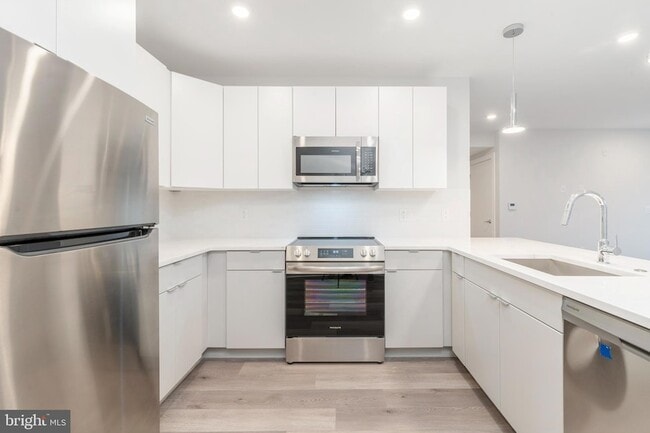 3449 Scotts Ln, Unit B221 in Philadelphia, PA - Foto de edificio - Building Photo