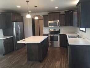 1206 Commander Dr W in West Fargo, ND - Building Photo - Building Photo